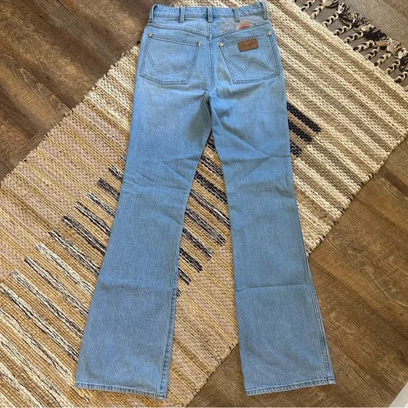 Wrangler High-Rise Light Blue Jeans with Sun Embroidery - Picture 6 of 16